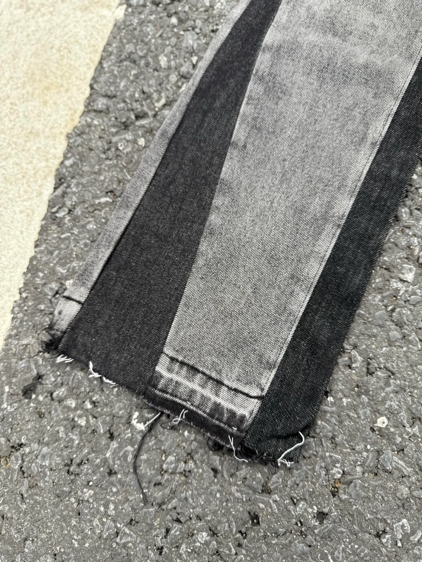 #8212 P246💰 GALLERY DEPT. LA Flared The first generation of Vintage spliced loose washed flared jeans - The original version is purchased and patterned to truly restore the ultimate texture of Vintage - The original hardware accessories, washed and other elevators, QR code analysis are all purchased from the original factory, high degree of restoration, you are welcome to compare with a certain product ~ - Three-dimensional version, loose and comfortable, not picky about the figure, taller and slimmer, factory Seiko, original factory quality control, same style for men and women, can be matched with couples Versatile recommendation: must-have jeans for all seasons - Sizes: 28 30 32 34 36
